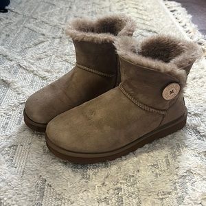 Ugg Mini Bailey Button
